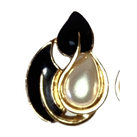 Trifari TM Gold Tone Clip On Earrings with Black Enamel Leaves Faux Pearl Vtg - Picture 2 of 5